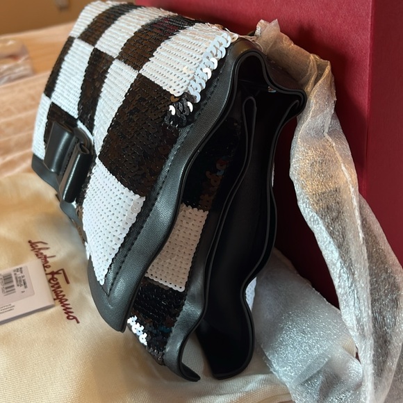 NWT SALVATORE FERRAGAMO VIVA BOW NERO FABRIC BIANCO/NERO SEQUIN BAG. - Picture 2 of 8